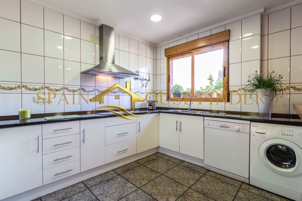 5 bedroom Guesthouse/B & B for sale in Orba with garage - € 459,000 (Ref: 8528919)