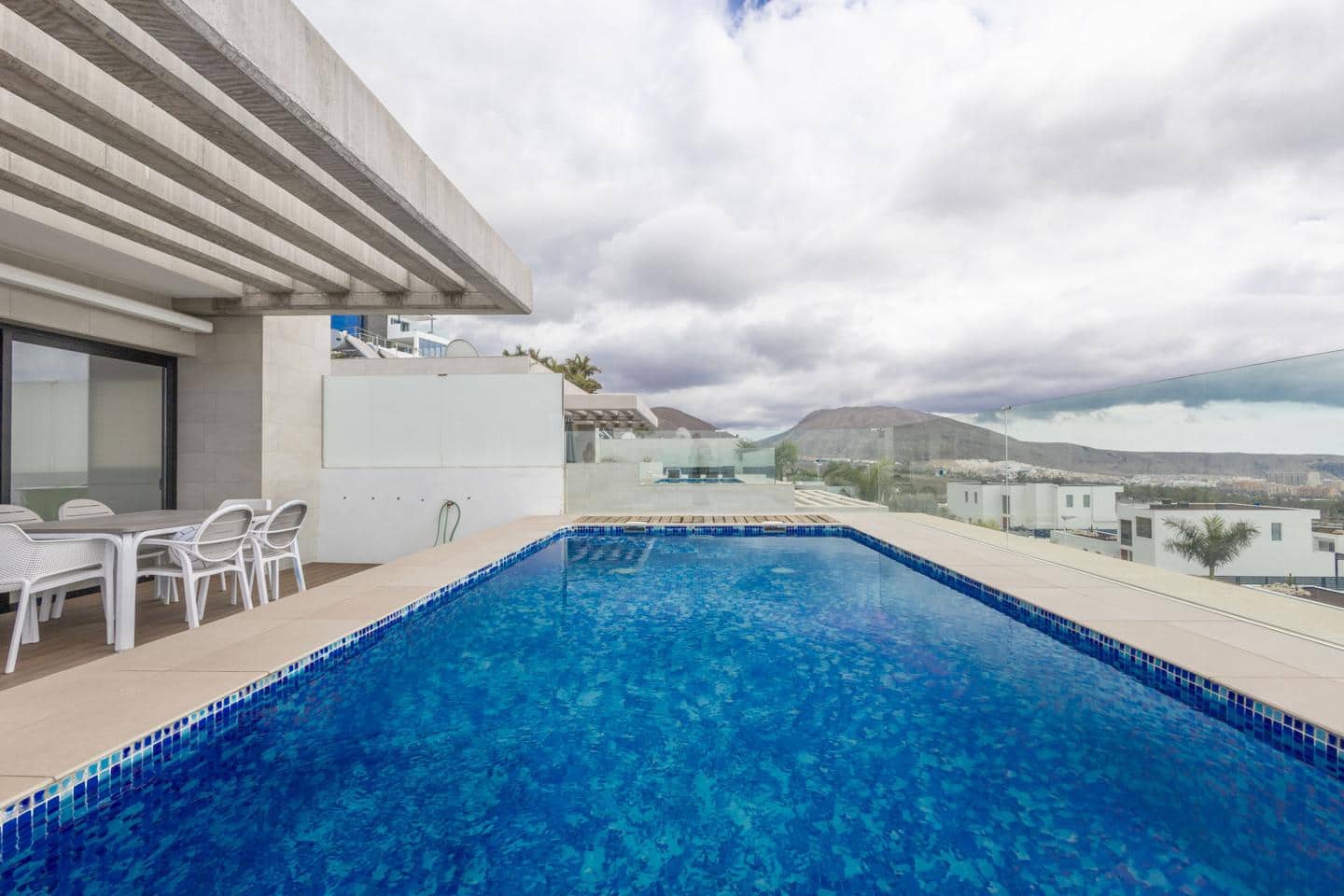 Piso de 4 habitaciones en Costa Adeje en venta con piscina garaje - 1.400.000 € (Ref: 10009954)