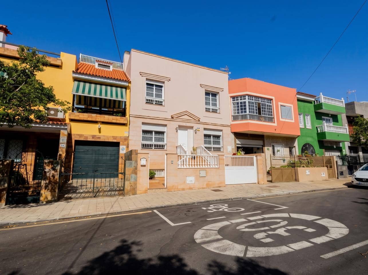 6 bedroom Villa for sale in San Cristobal de La Laguna - € 600,000 (Ref: 10048073)