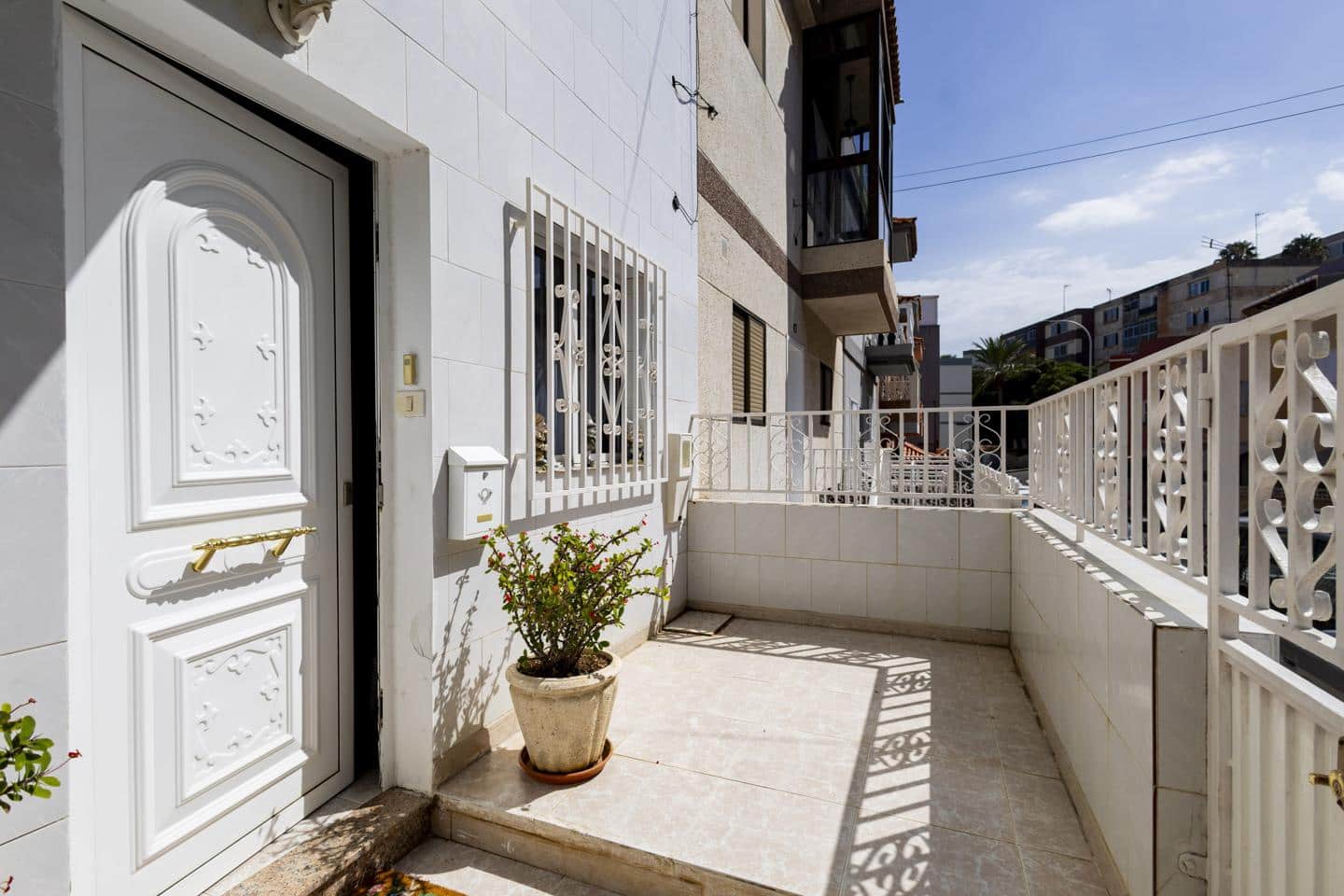 6 soveværelse Villa til salg i Santa Cruz de Tenerife med garage - € 407.000 (Ref: 10145353)
