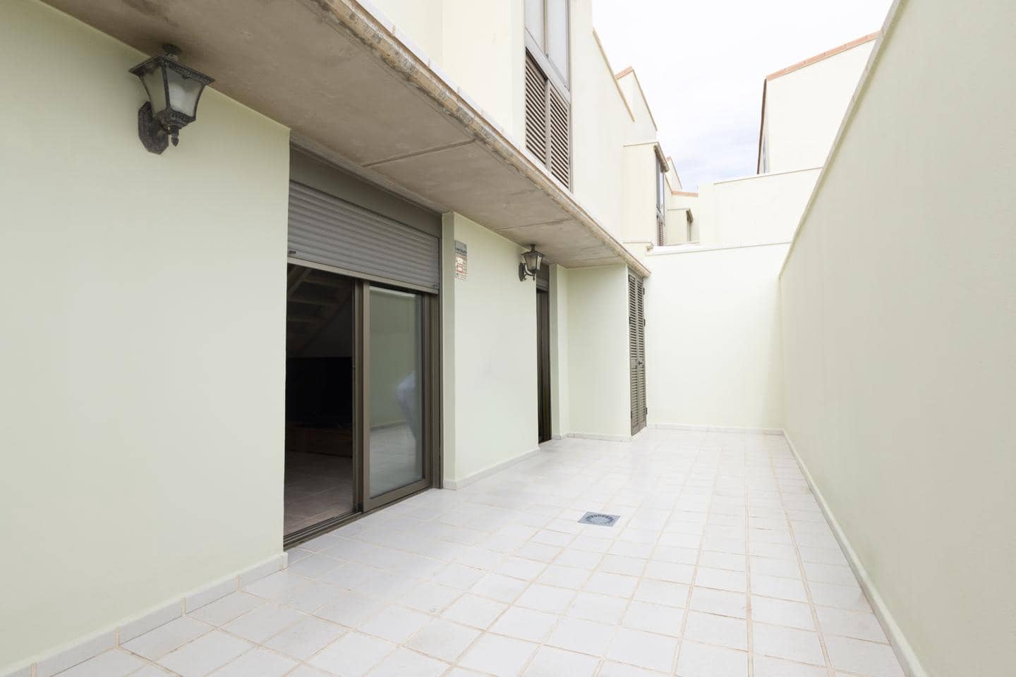 2 slaapkamer Flat te huur in El Medano met garage - € 1.300 (Ref: 10172362)