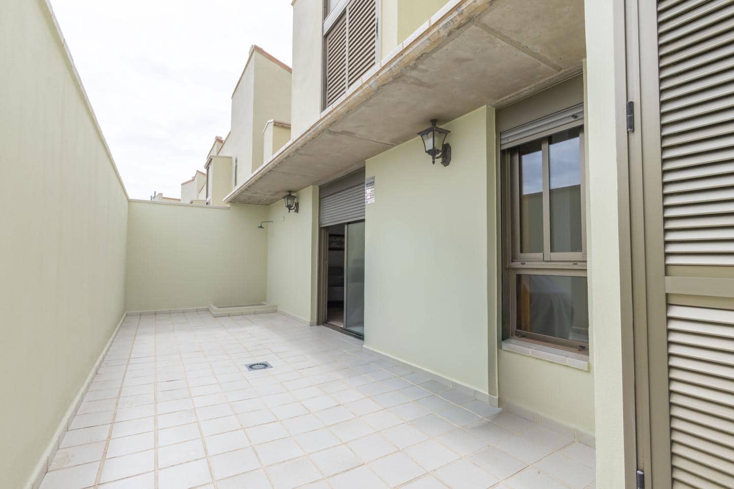 2 slaapkamer Flat te huur in El Medano met garage - € 1.300 (Ref: 10172362)