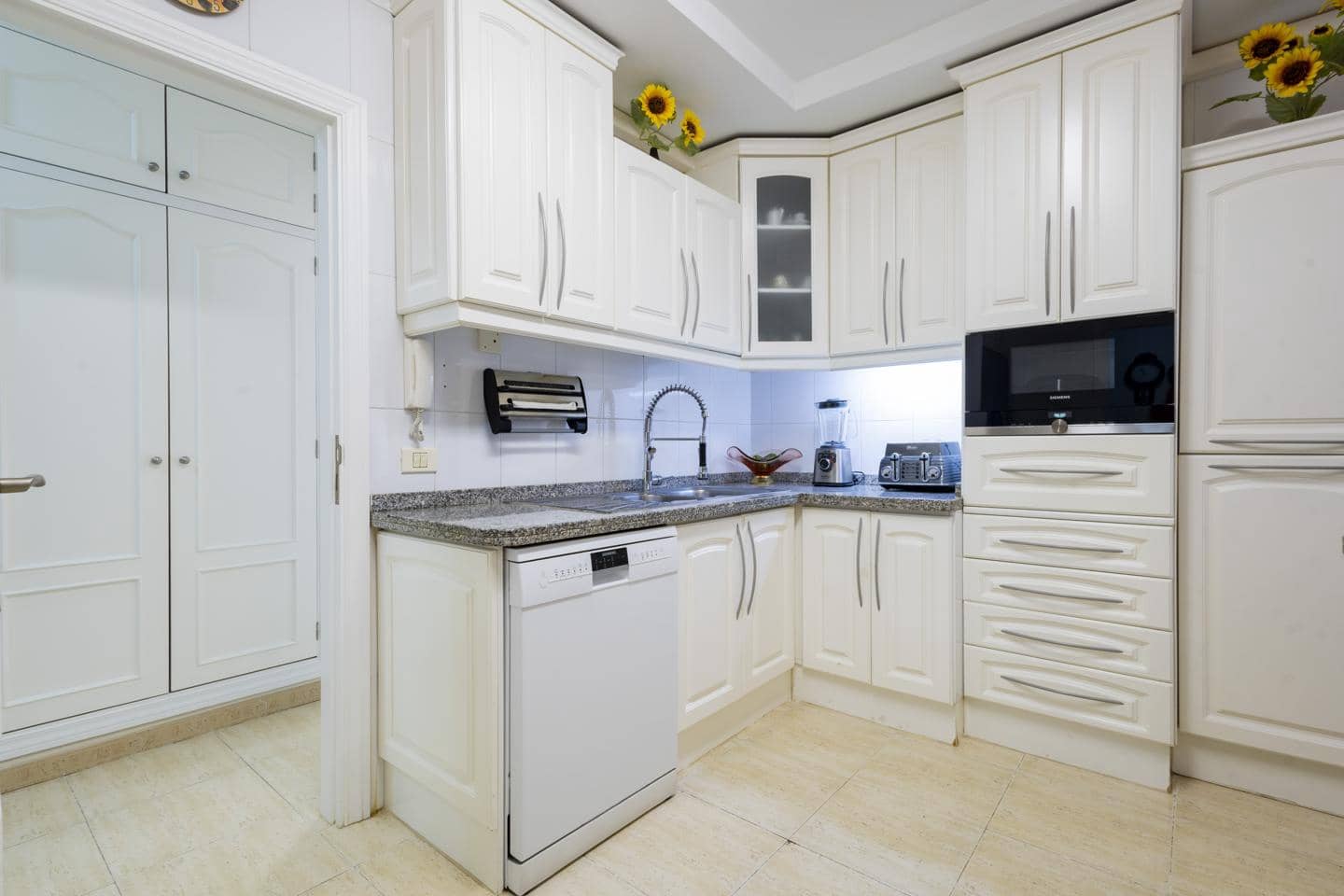 4 sypialnia Mieszkanie na sprzedaż w Radazul z garażem - 422 000 € (Ref: 10172364)