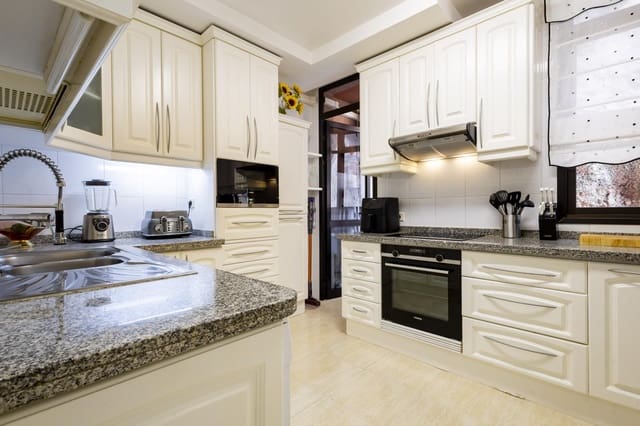4 sypialnia Mieszkanie na sprzedaż w Radazul, El Rosario z garażem - 422 000 € (Ref: 10172364)