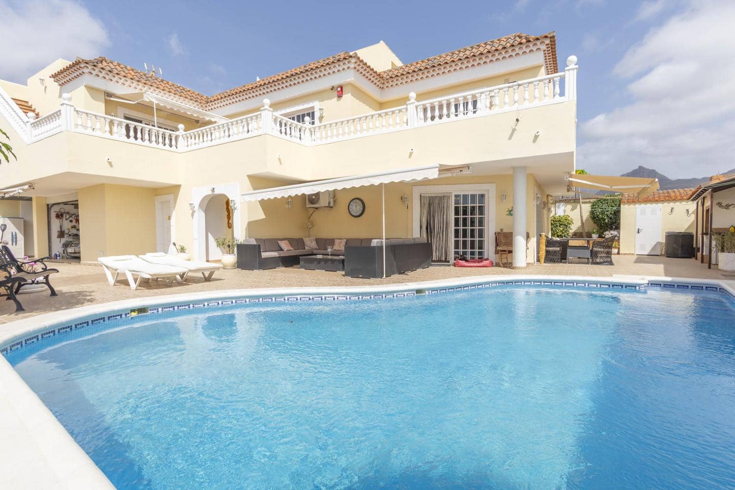 5 bedroom Villa for sale in Arona with pool garage - € 850,000 (Ref: 10172799)