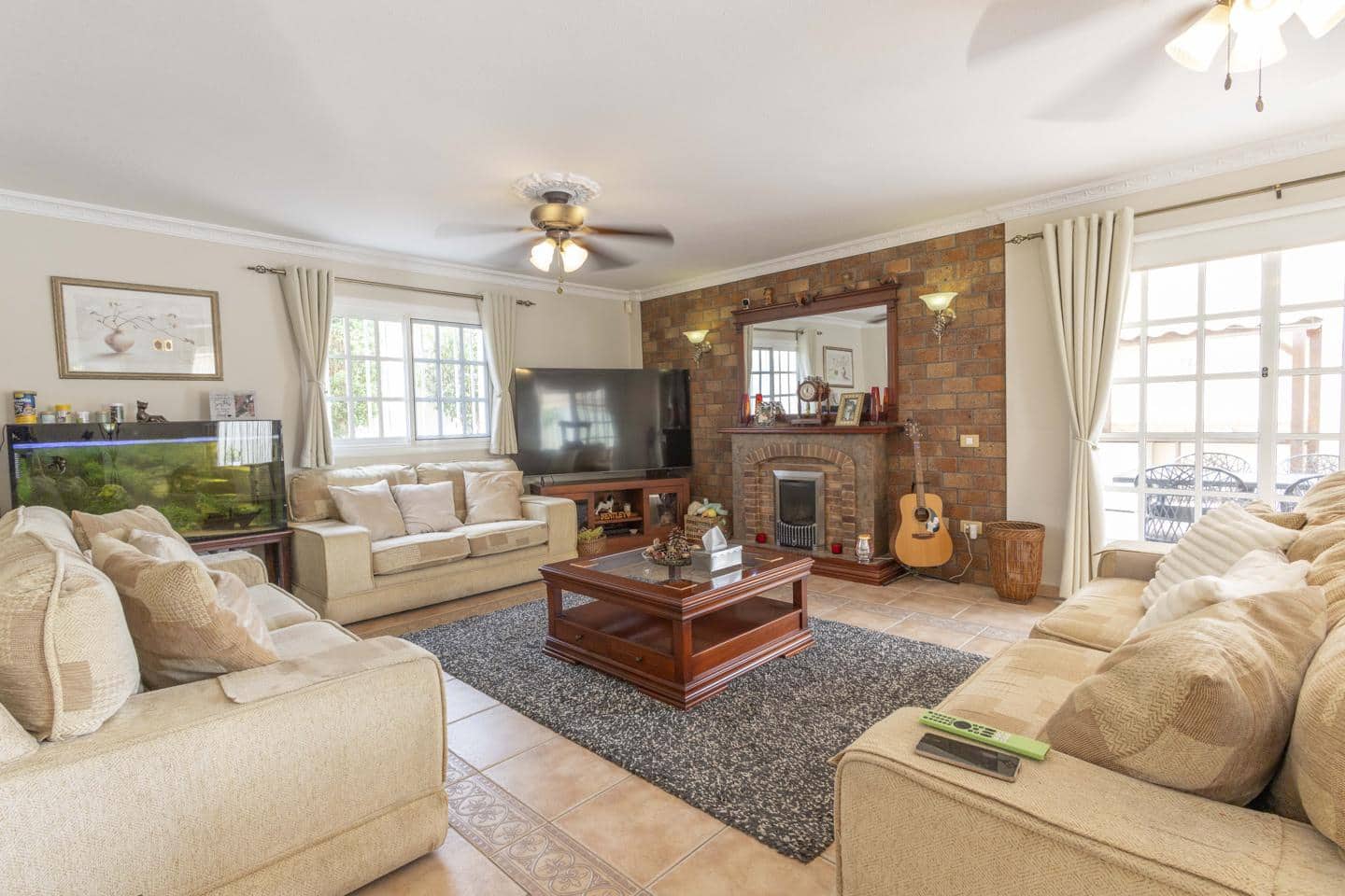 5 bedroom Villa for sale in Arona with pool garage - € 850,000 (Ref: 10172799)