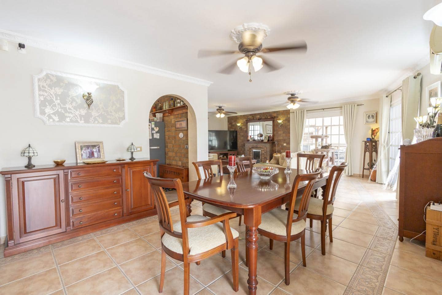 5 bedroom Villa for sale in Arona with pool garage - € 850,000 (Ref: 10172799)