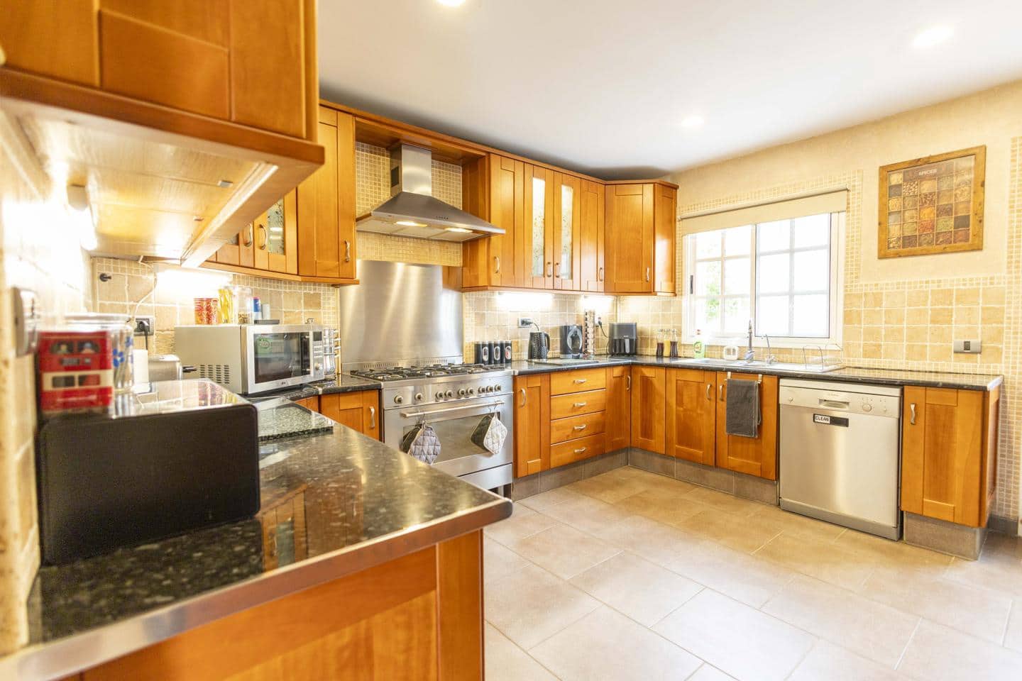 5 bedroom Villa for sale in Arona with pool garage - € 850,000 (Ref: 10172799)