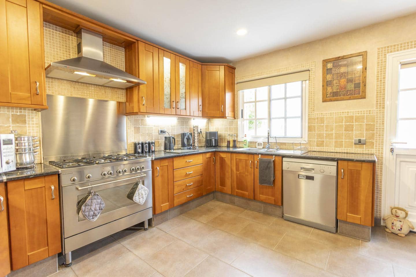 5 bedroom Villa for sale in Arona with pool garage - € 850,000 (Ref: 10172799)