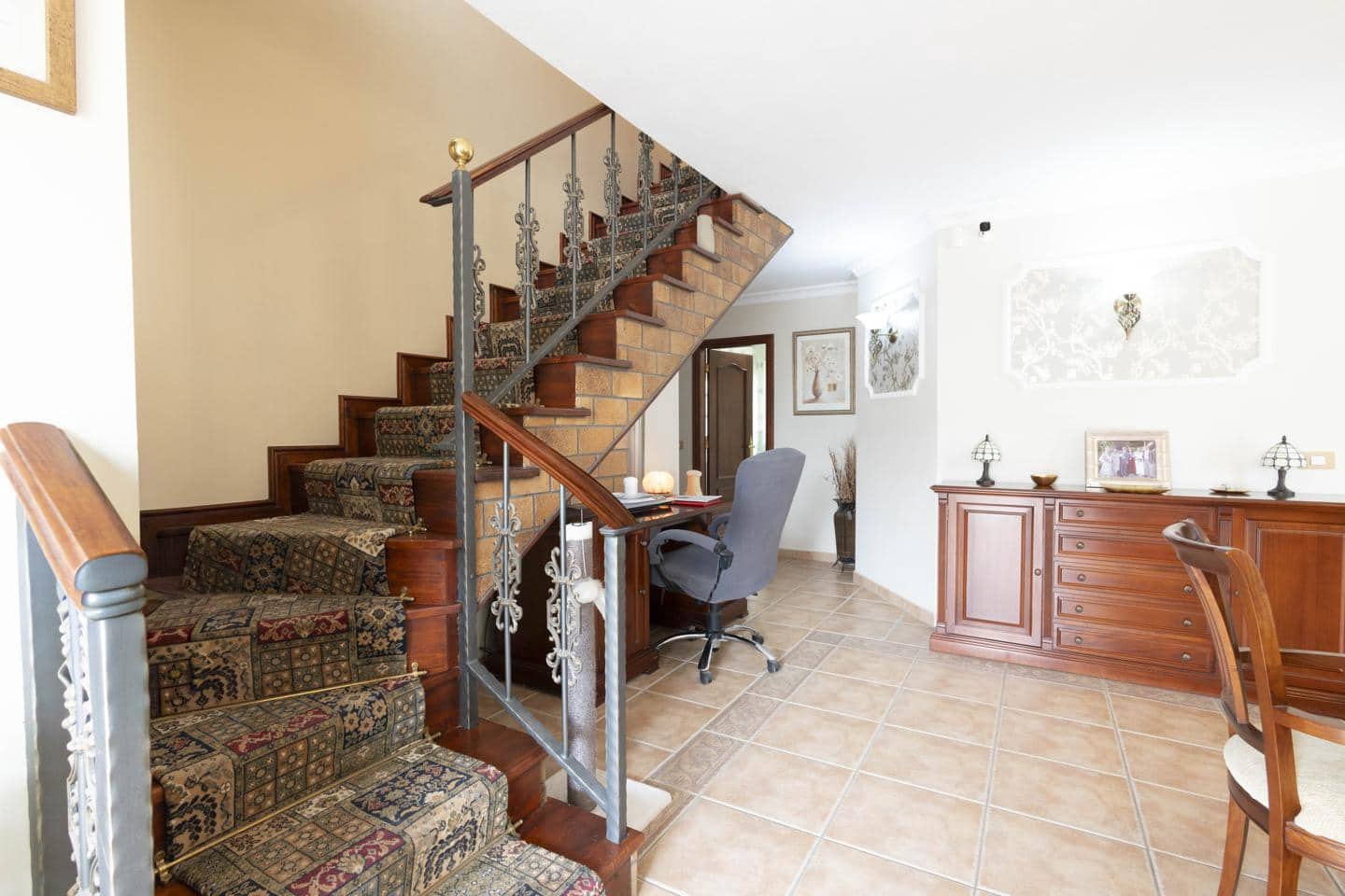 5 bedroom Villa for sale in Arona with pool garage - € 850,000 (Ref: 10172799)