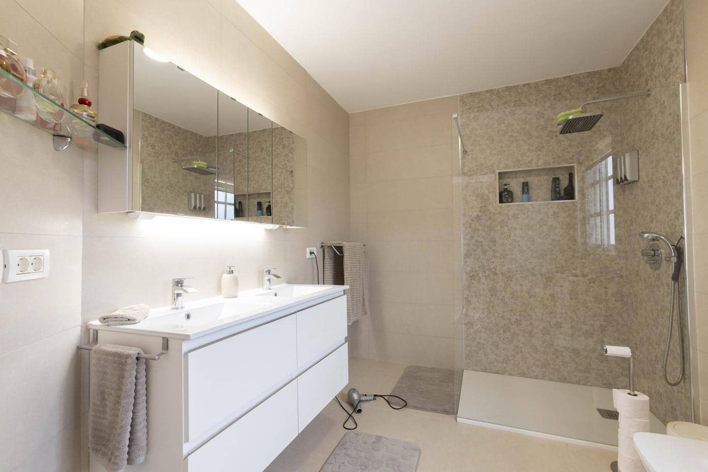 5 bedroom Villa for sale in Arona with pool garage - € 850,000 (Ref: 10172799)