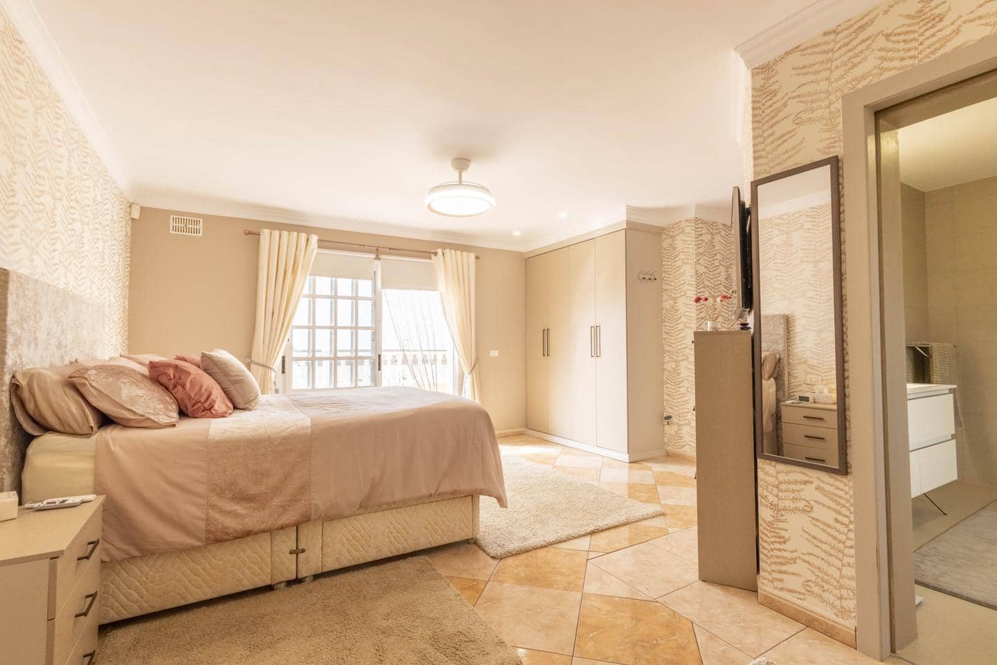 5 bedroom Villa for sale in Arona with pool garage - € 850,000 (Ref: 10172799)