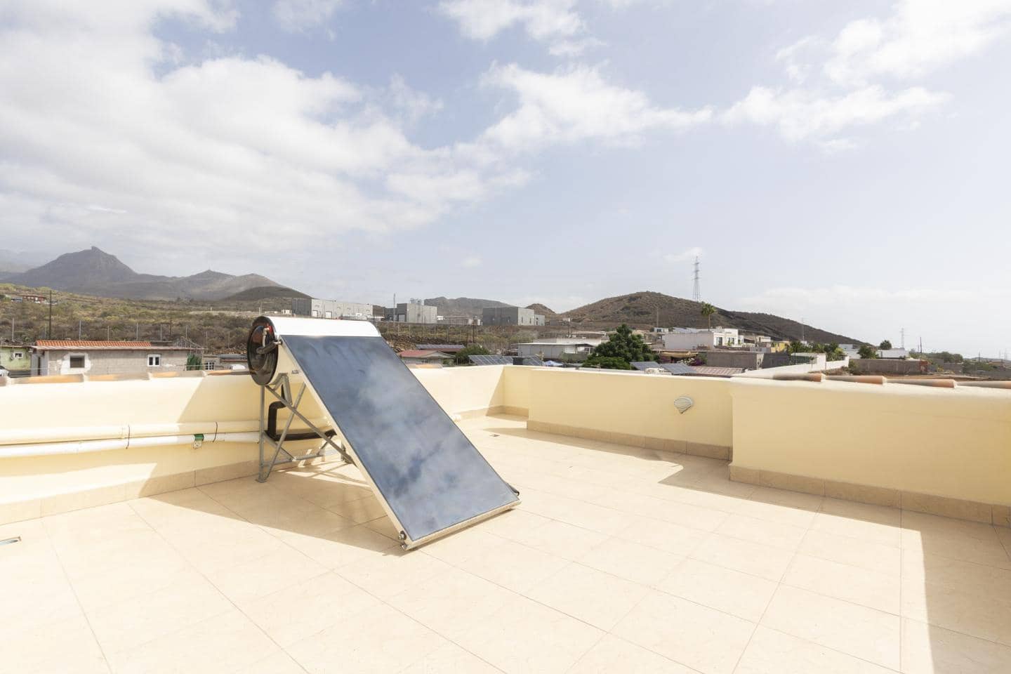 5 bedroom Villa for sale in Arona with pool garage - € 850,000 (Ref: 10172799)