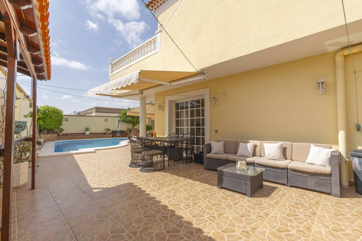 5 bedroom Villa for sale in Arona with pool garage - € 850,000 (Ref: 10172799)