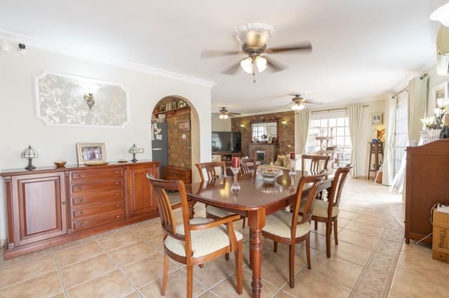5 sypialnia Willa na sprzedaż w Arona z basenem garażem - 850 000 € (Ref: 10172799)