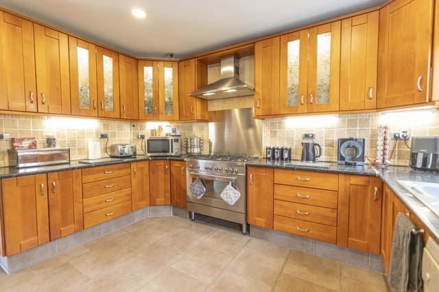 5 sypialnia Willa na sprzedaż w Arona z basenem garażem - 850 000 € (Ref: 10172799)
