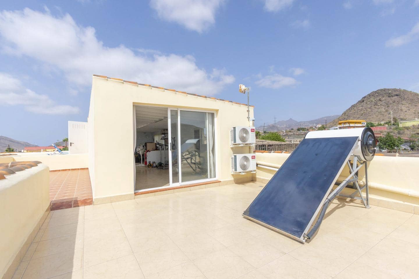 5 bedroom Villa for sale in Arona with pool garage - € 850,000 (Ref: 10172799)