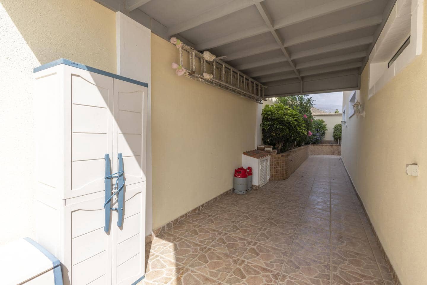 5 bedroom Villa for sale in Arona with pool garage - € 850,000 (Ref: 10172799)