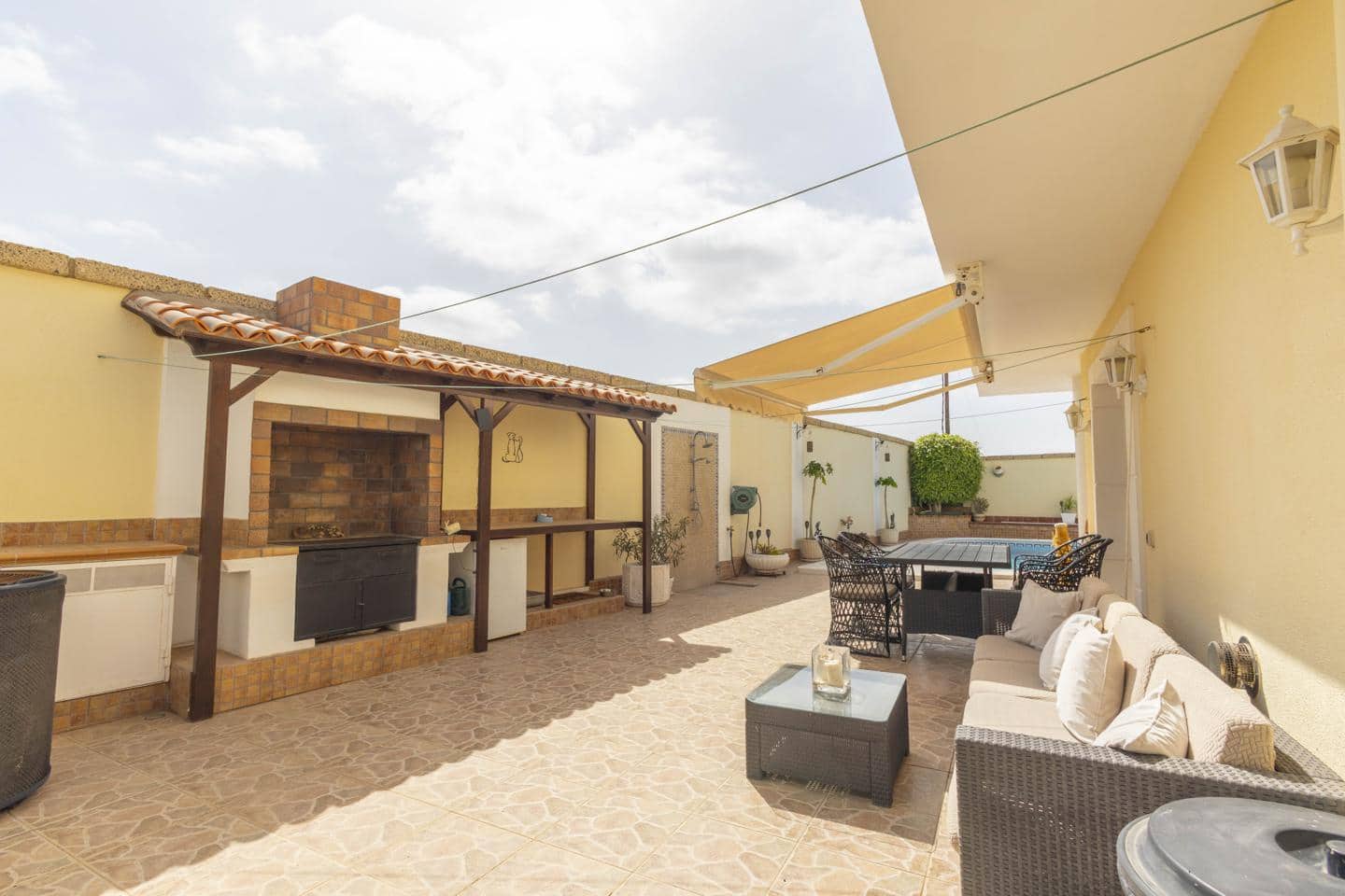 5 bedroom Villa for sale in Arona with pool garage - € 850,000 (Ref: 10172799)