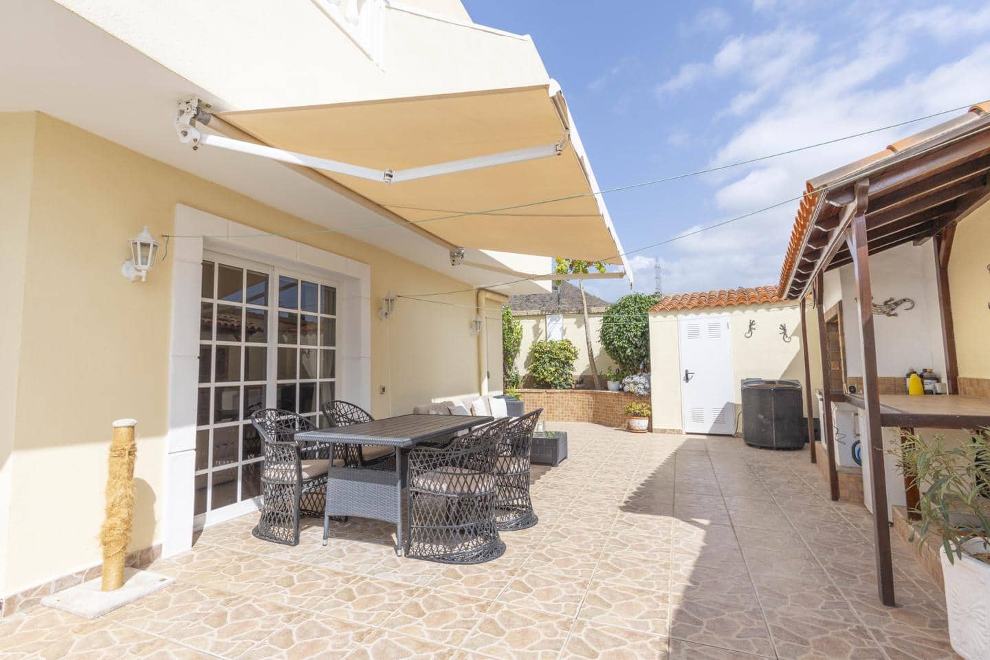 5 bedroom Villa for sale in Arona with pool garage - € 850,000 (Ref: 10172799)