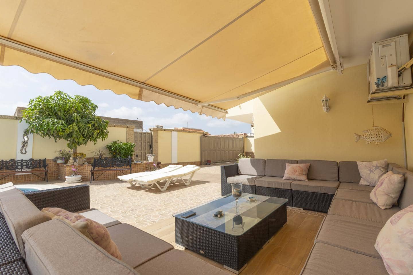 5 bedroom Villa for sale in Arona with pool garage - € 850,000 (Ref: 10172799)