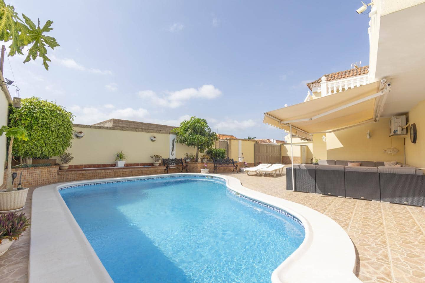 5 bedroom Villa for sale in Arona with pool garage - € 850,000 (Ref: 10172799)