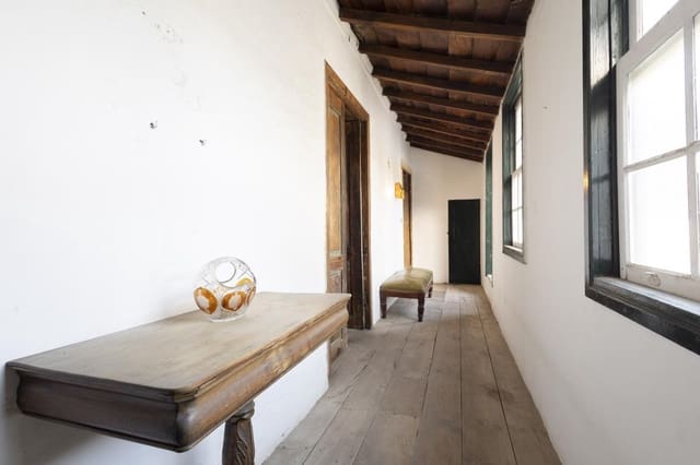 8 quarto Moradia para venda em Arona com garagem - 600 000 € (Ref: 8611775)