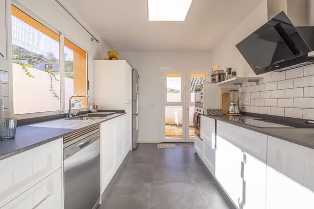 4 slaapkamer Villa te koop in El Sauzal met zwembad - € 590.000 (Ref: 8699257)