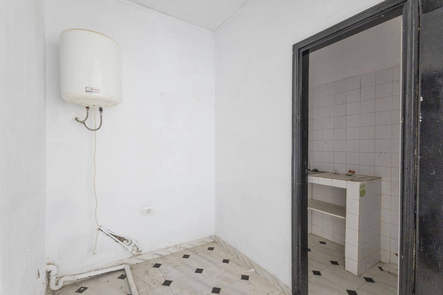 1 bedroom Business for sale in Callao Salvaje - € 300,000 (Ref: 9066624)