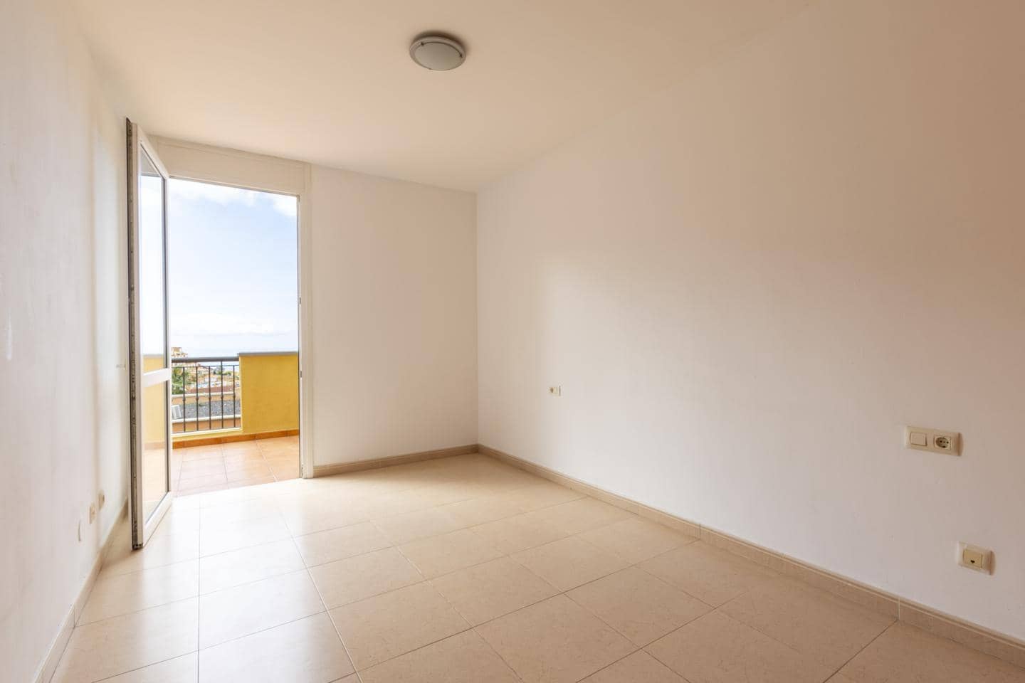 2 bedroom Flat for sale in Costa Adeje with pool garage - € 345,000 (Ref: 9482409)