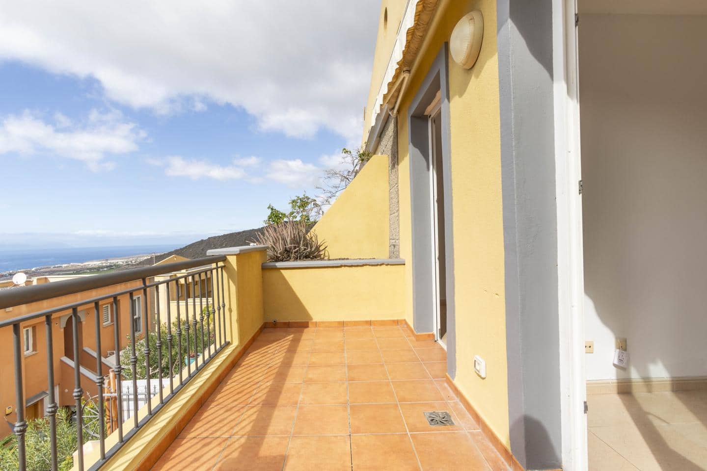 2 bedroom Flat for sale in Costa Adeje with pool garage - € 345,000 (Ref: 9482409)