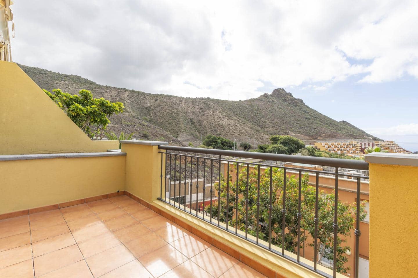 2 bedroom Flat for sale in Costa Adeje with pool garage - € 345,000 (Ref: 9482409)