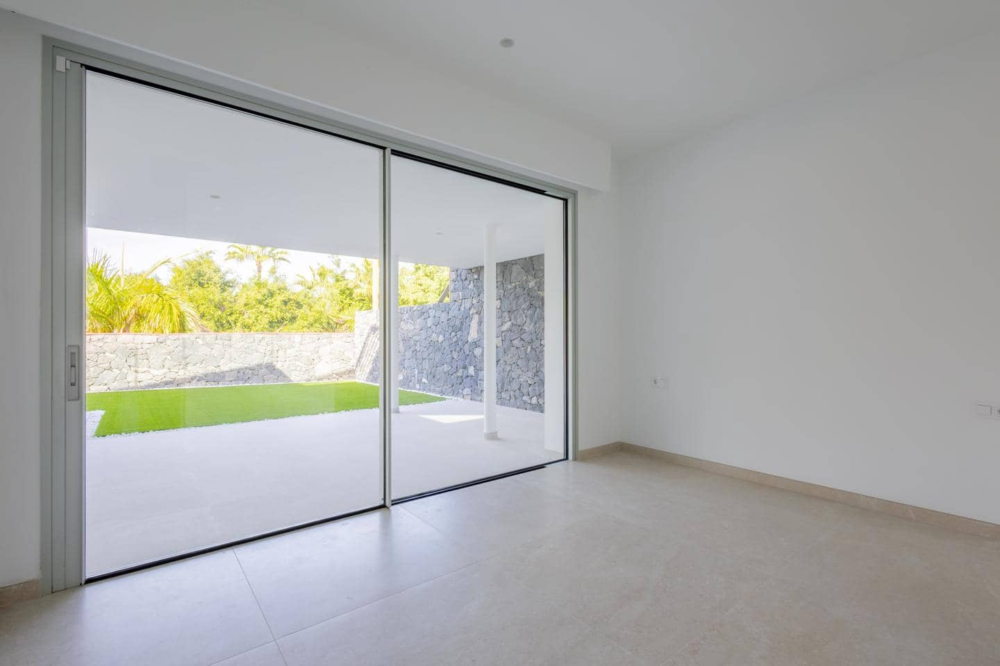 5 bedroom Villa for sale in Costa Adeje - € 2,700,000 (Ref: 9499885)