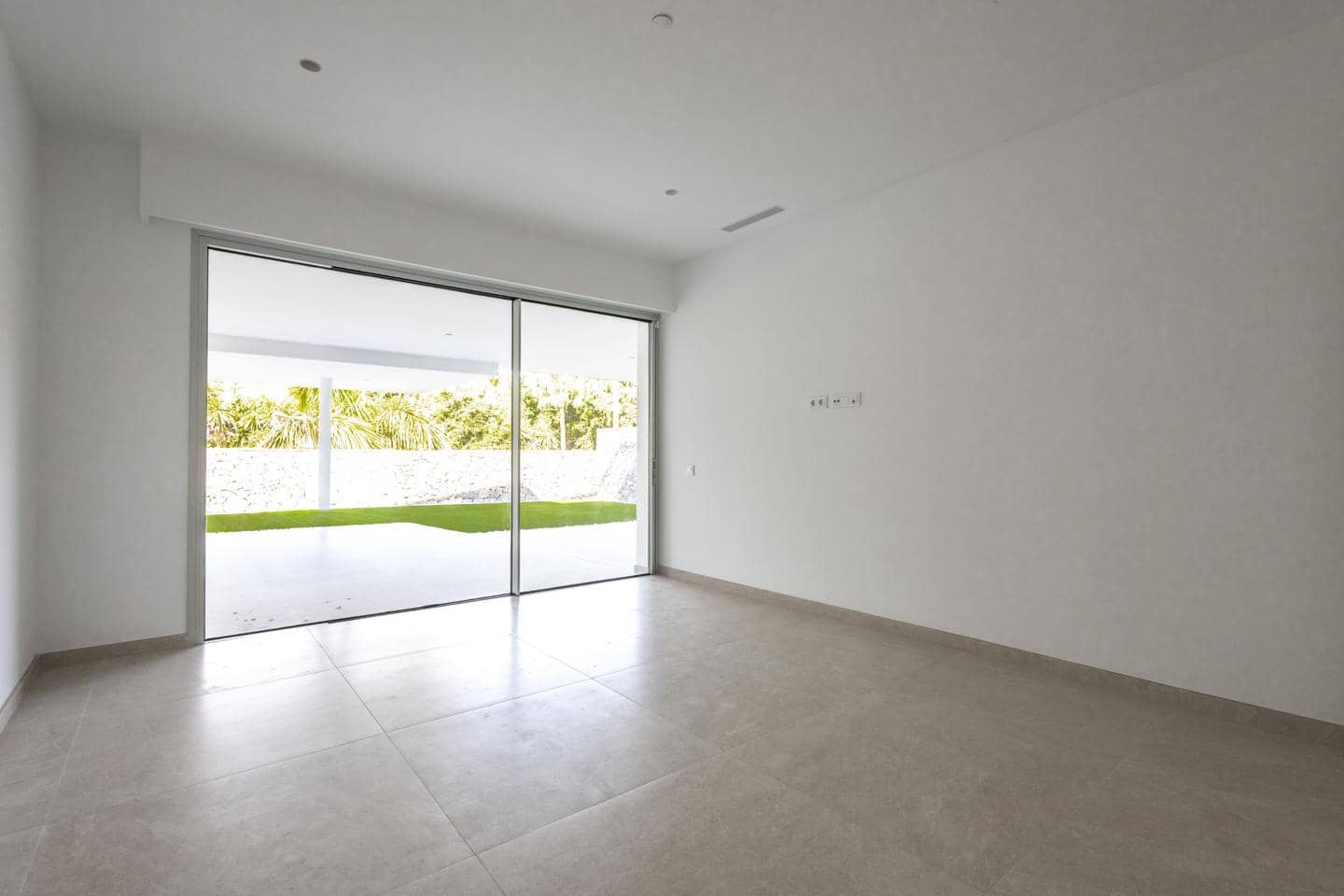 5 bedroom Villa for sale in Costa Adeje - € 2,700,000 (Ref: 9499885)