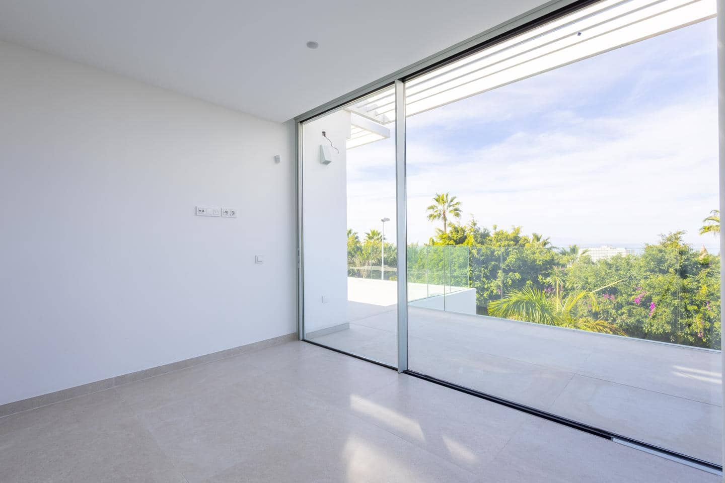 5 bedroom Villa for sale in Costa Adeje - € 2,700,000 (Ref: 9499885)