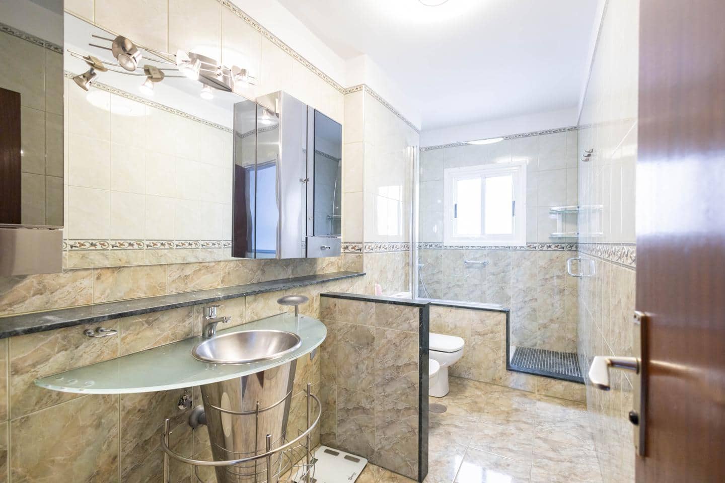 5 quarto Apartamento para arrendar em Santa Cruz de Tenerife - 2 400 € (Ref: 9504686)