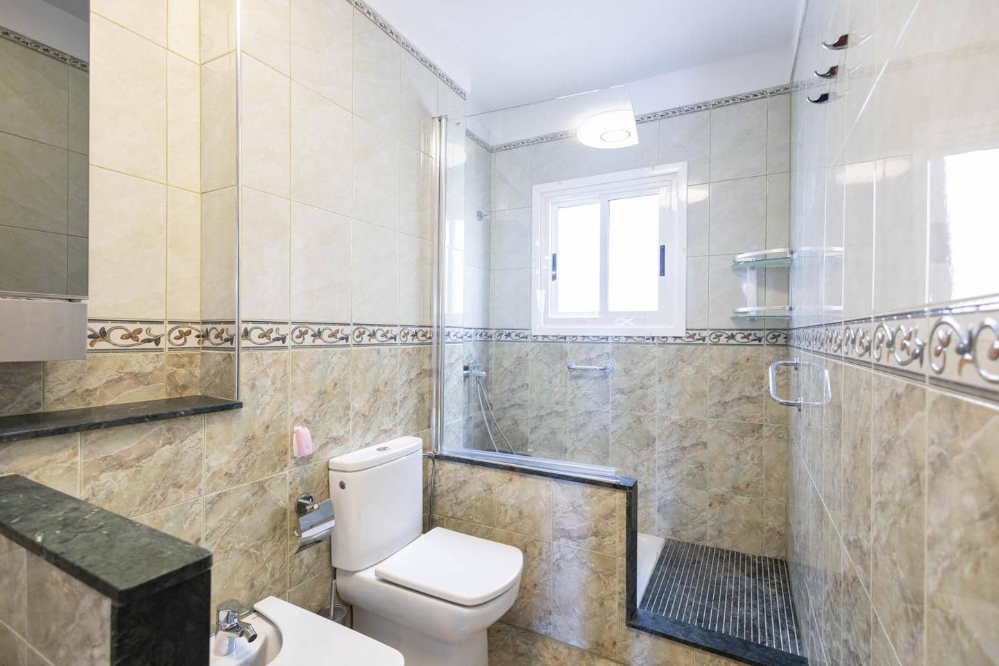 5 quarto Apartamento para arrendar em Santa Cruz de Tenerife - 2 400 € (Ref: 9504686)