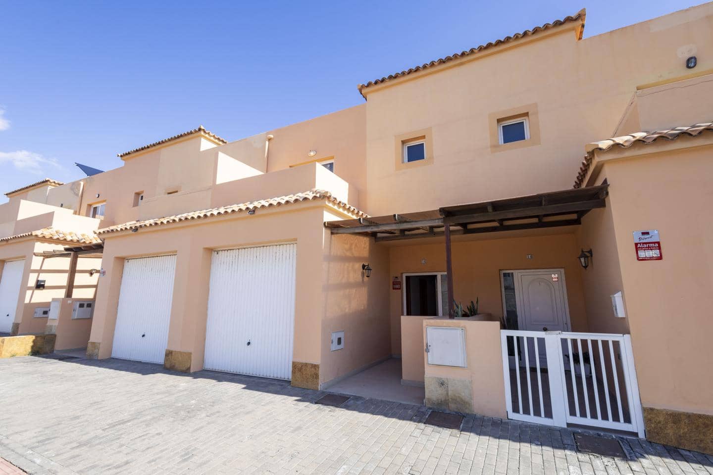 Piso de 3 habitaciones en Tuineje en venta con piscina garaje - 285.000 € (Ref: 9510239)