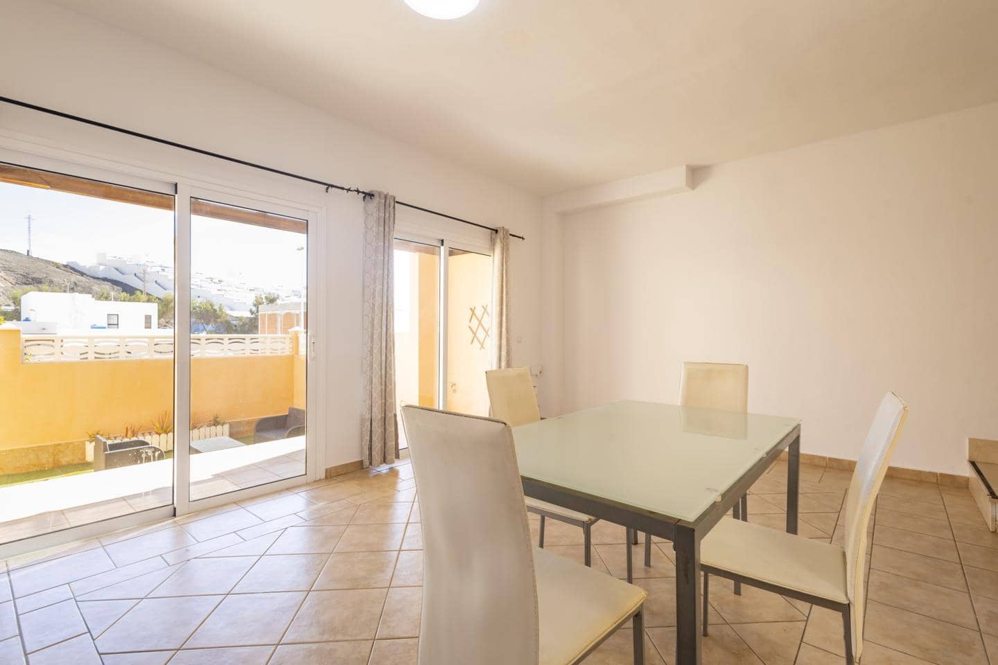 Piso de 3 habitaciones en Tuineje en venta con piscina garaje - 285.000 € (Ref: 9510239)