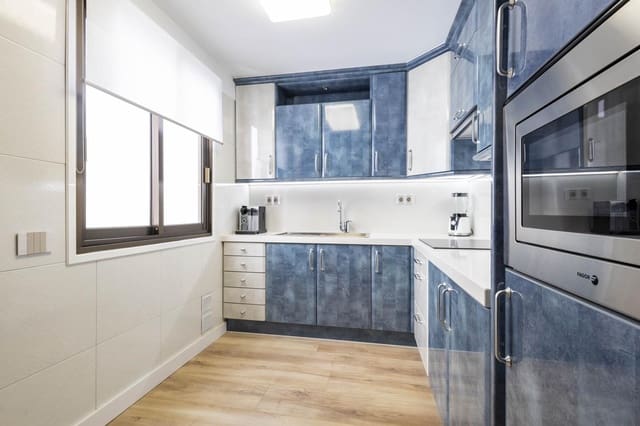 3 bedroom Flat for sale in Toscal, Santa Cruz de Tenerife with garage - € 695,000 (Ref: 9731244)