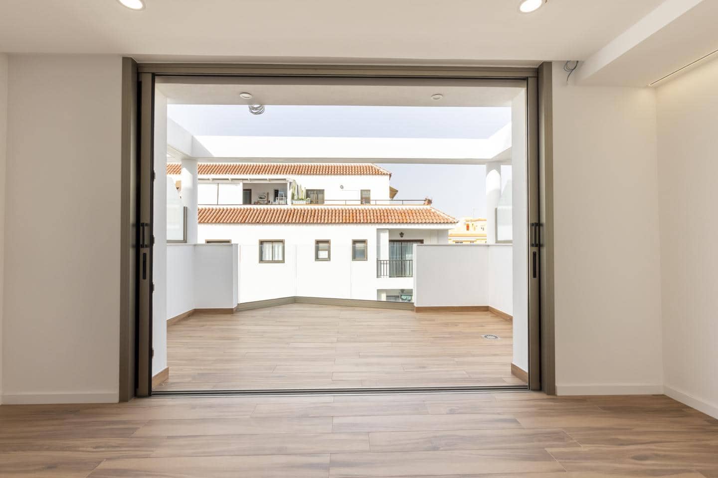 Piso de 2 habitaciones en Santiago del Teide en venta con piscina garaje - 445.000 € (Ref: 9805449)