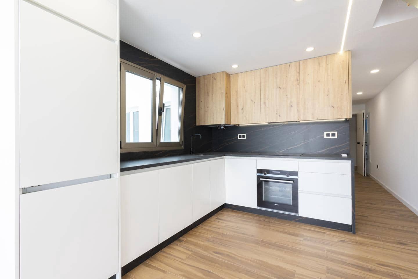 Piso de 2 habitaciones en Santiago del Teide en venta con piscina garaje - 445.000 € (Ref: 9805449)