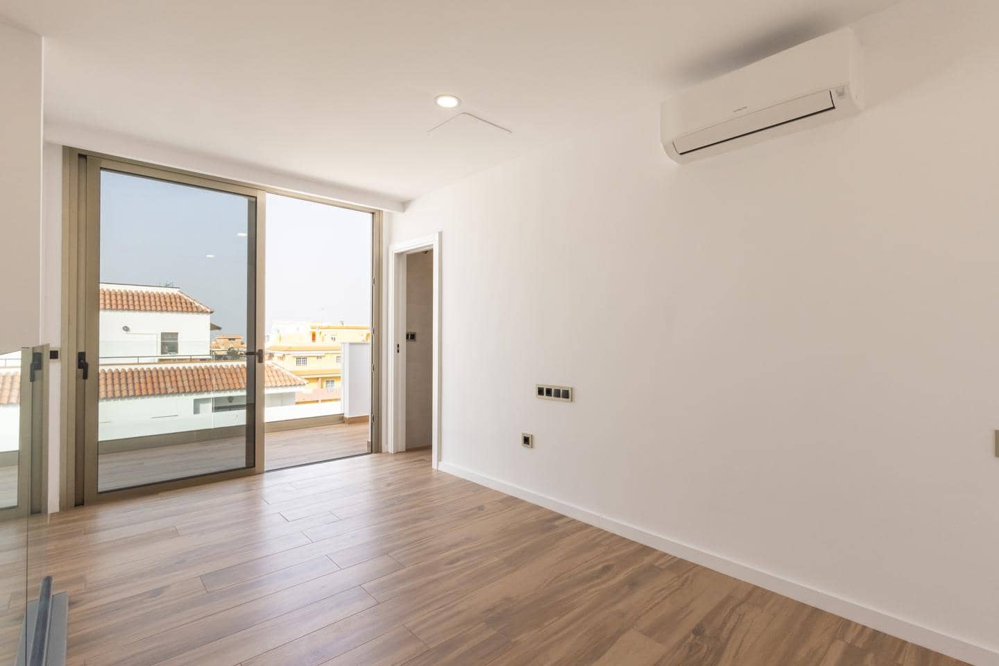 Piso de 2 habitaciones en Santiago del Teide en venta con piscina garaje - 445.000 € (Ref: 9805449)