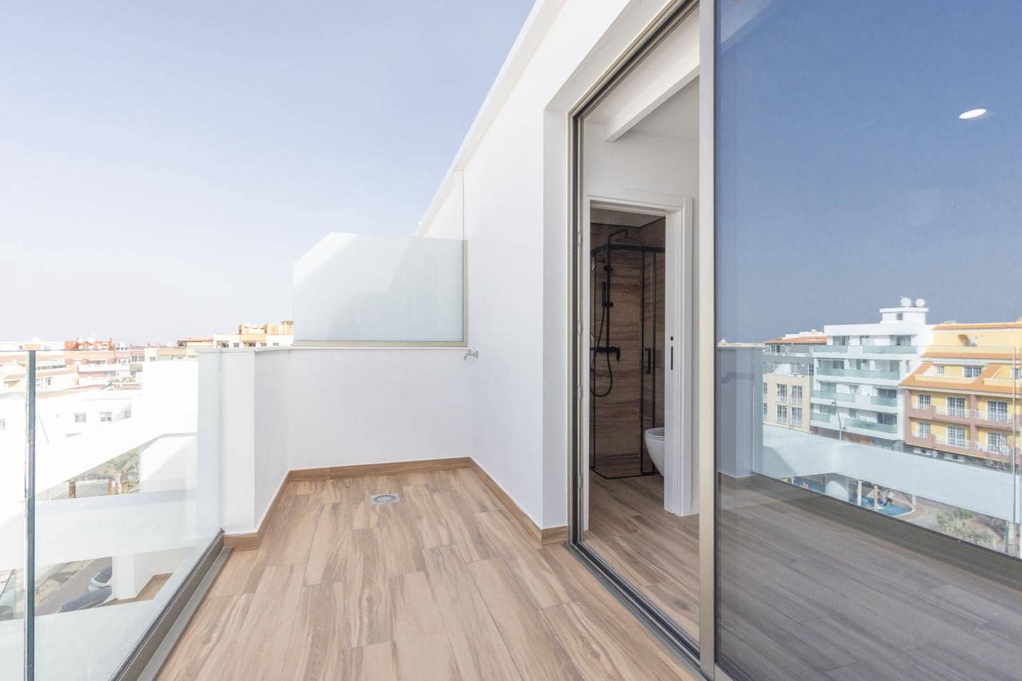 Piso de 2 habitaciones en Santiago del Teide en venta con piscina garaje - 445.000 € (Ref: 9805449)