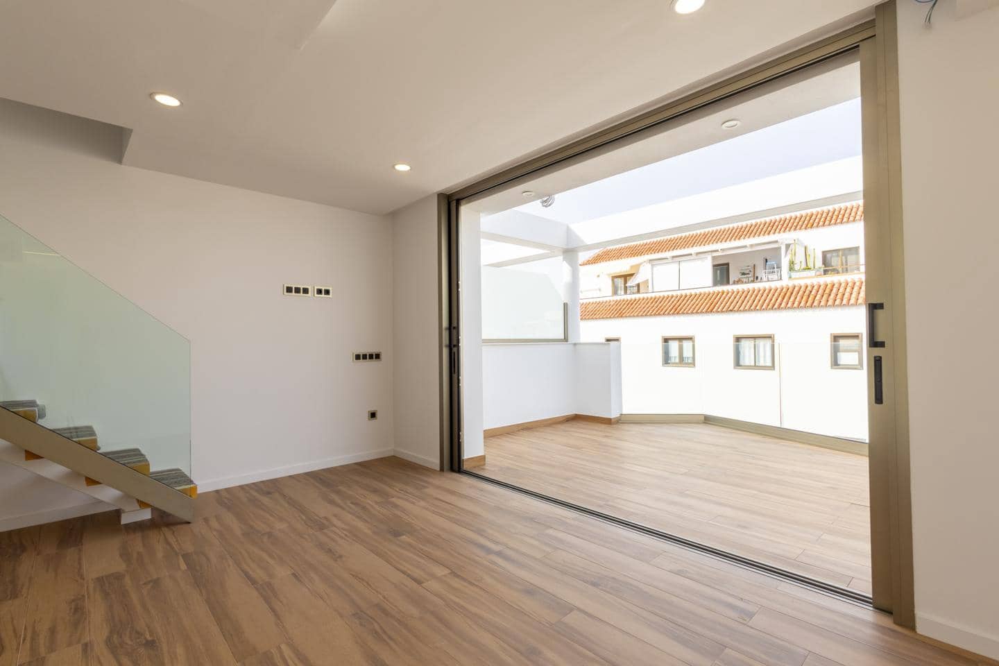 Piso de 2 habitaciones en Santiago del Teide en venta con piscina garaje - 445.000 € (Ref: 9805449)