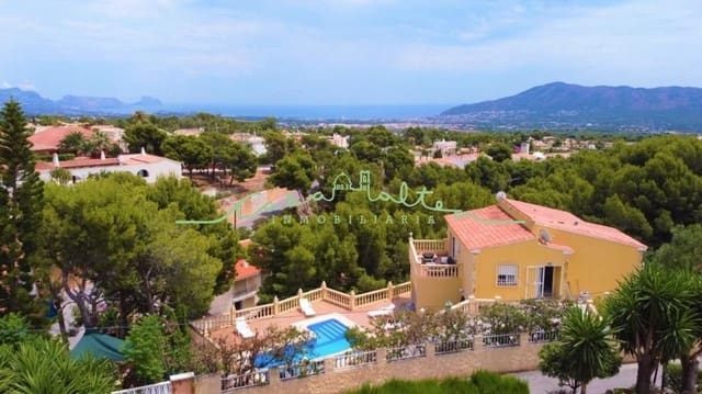 Chalet de 4 habitaciones en La Nucia en venta con garaje - 550.000 € (Ref: 7382571)