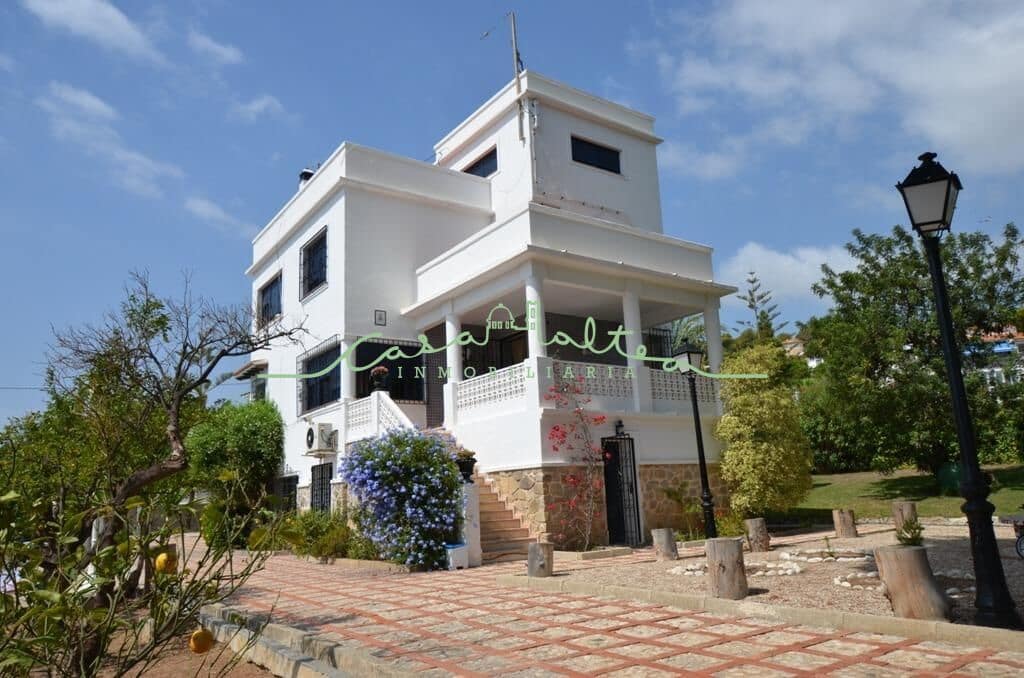 4 bedroom Villa for sale in Altea with pool - € 1,000,000 (Ref: 7721875)