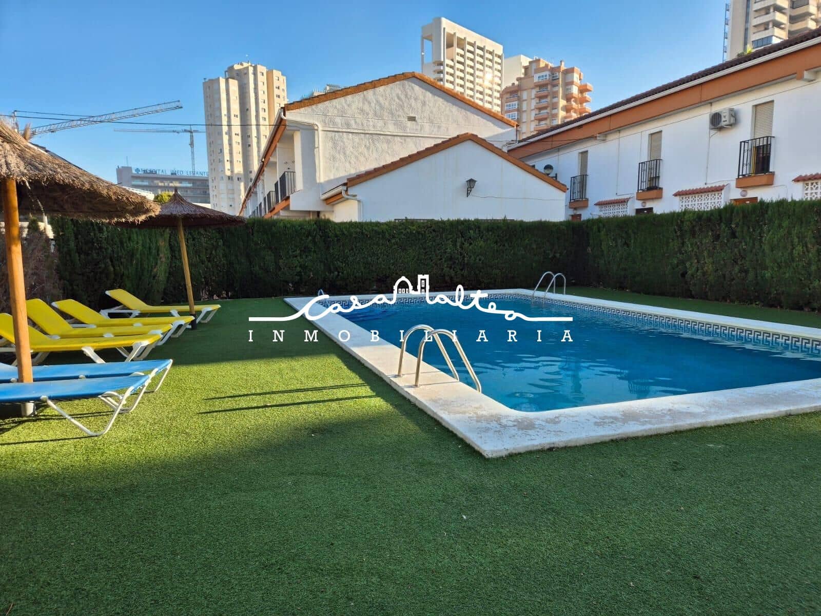 2 soveværelse Rækkehus til salg i Benidorm med swimmingpool garage - € 215.000 (Ref: 8992658)