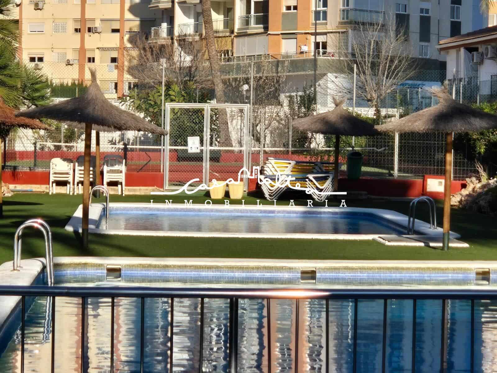 2 soveværelse Rækkehus til salg i Benidorm med swimmingpool garage - € 215.000 (Ref: 8992658)