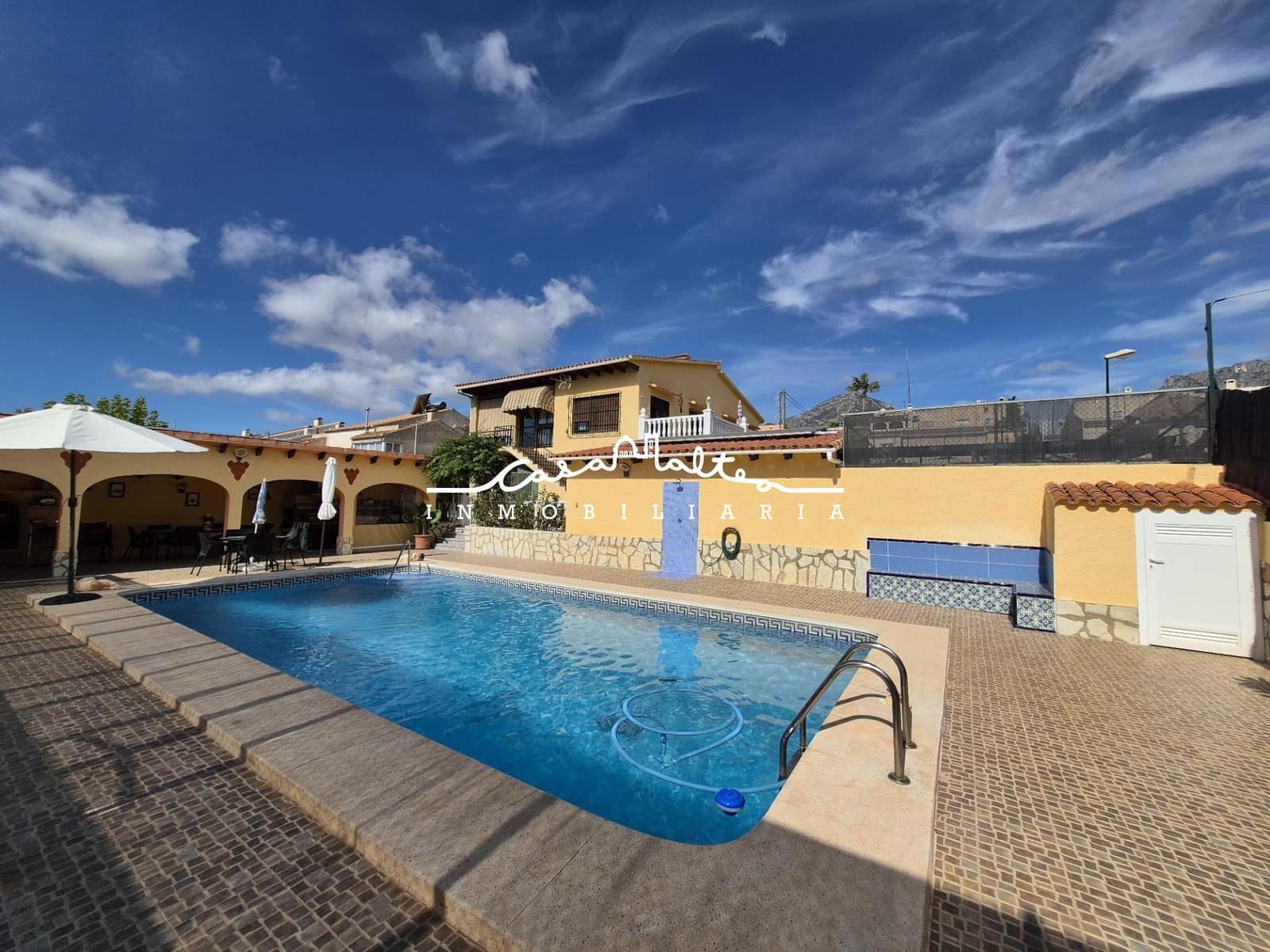 Chalet de 5 habitaciones en La Nucia en venta con piscina garaje - 625.000 € (Ref: 9226891)